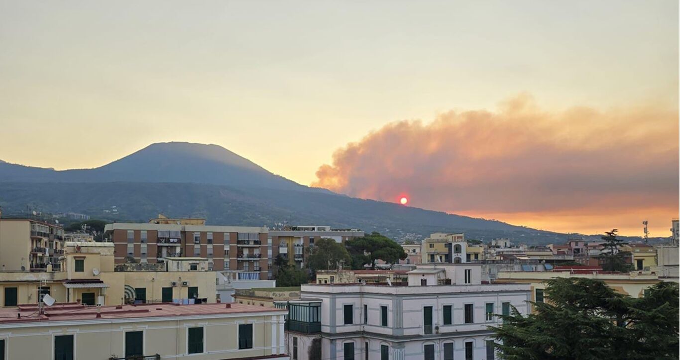 Incendio sul Vesuvio, attivati 8 mezzi aerei. L'emergenza continua