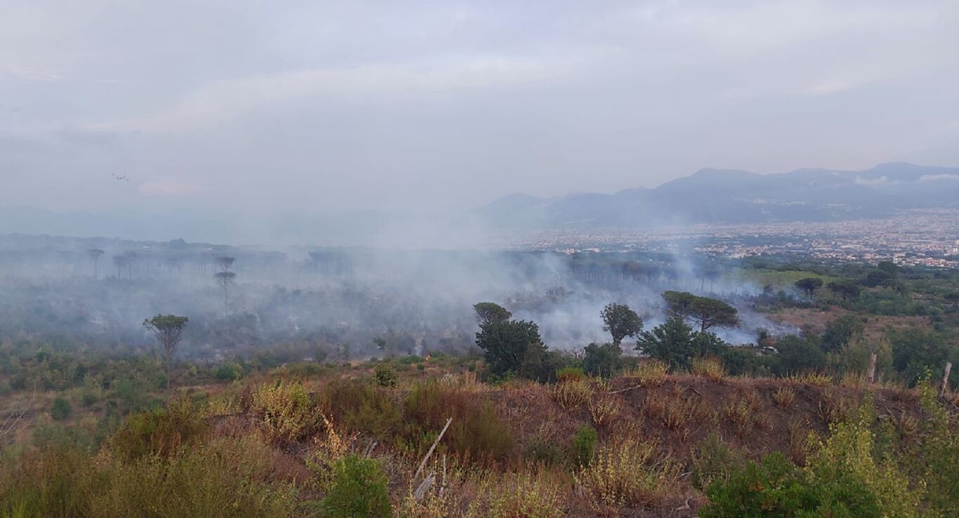 Vesuvio in fiamme: chiesto lo stato di mobilitazione nazionale