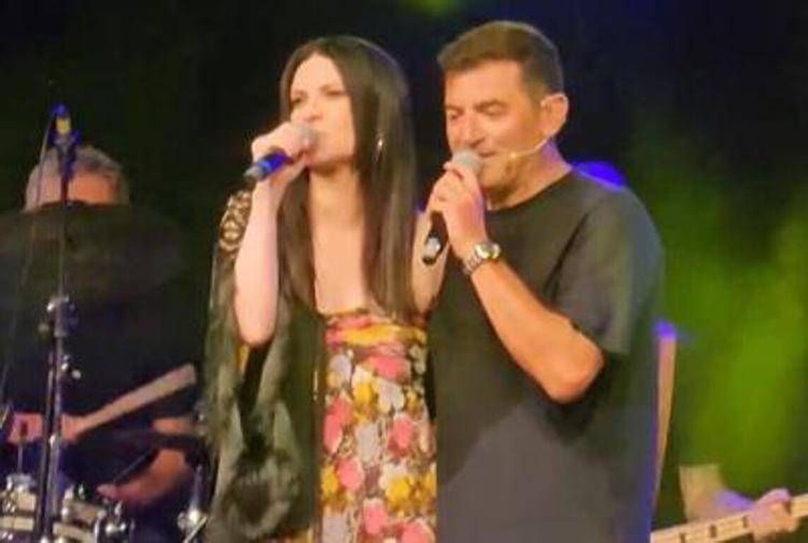 Max Giusti e la sorpresa a Gatteo, tra il pubblico c'è Laura Pausini: duetto sul palco e pubblico in piedi