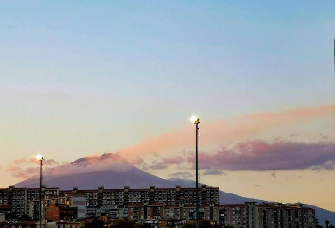 Etna, colata di lava a 3000 metri: voli regolari all'aeroporto di Catania