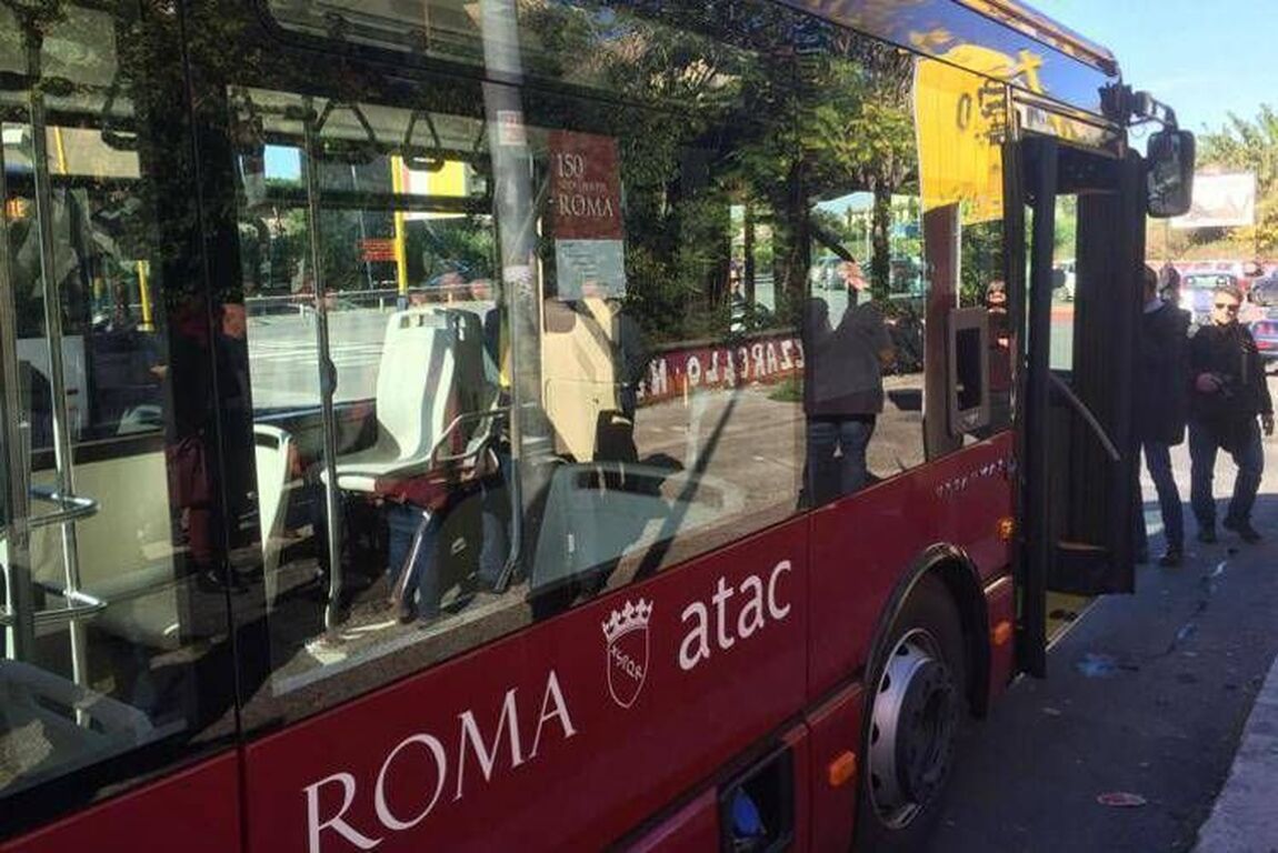 Roma, autista lo richiama: "Non si fuma sul bus". Passeggero attacca con una sega