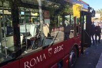 Roma, autista lo richiama: "Non si fuma sul bus". Passeggero attacca con una sega
