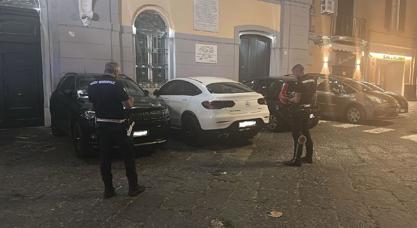 Castellammare di Stabia - Week end di controlli: oltre 80 verbali, fermato un parcheggiatore abusivo
