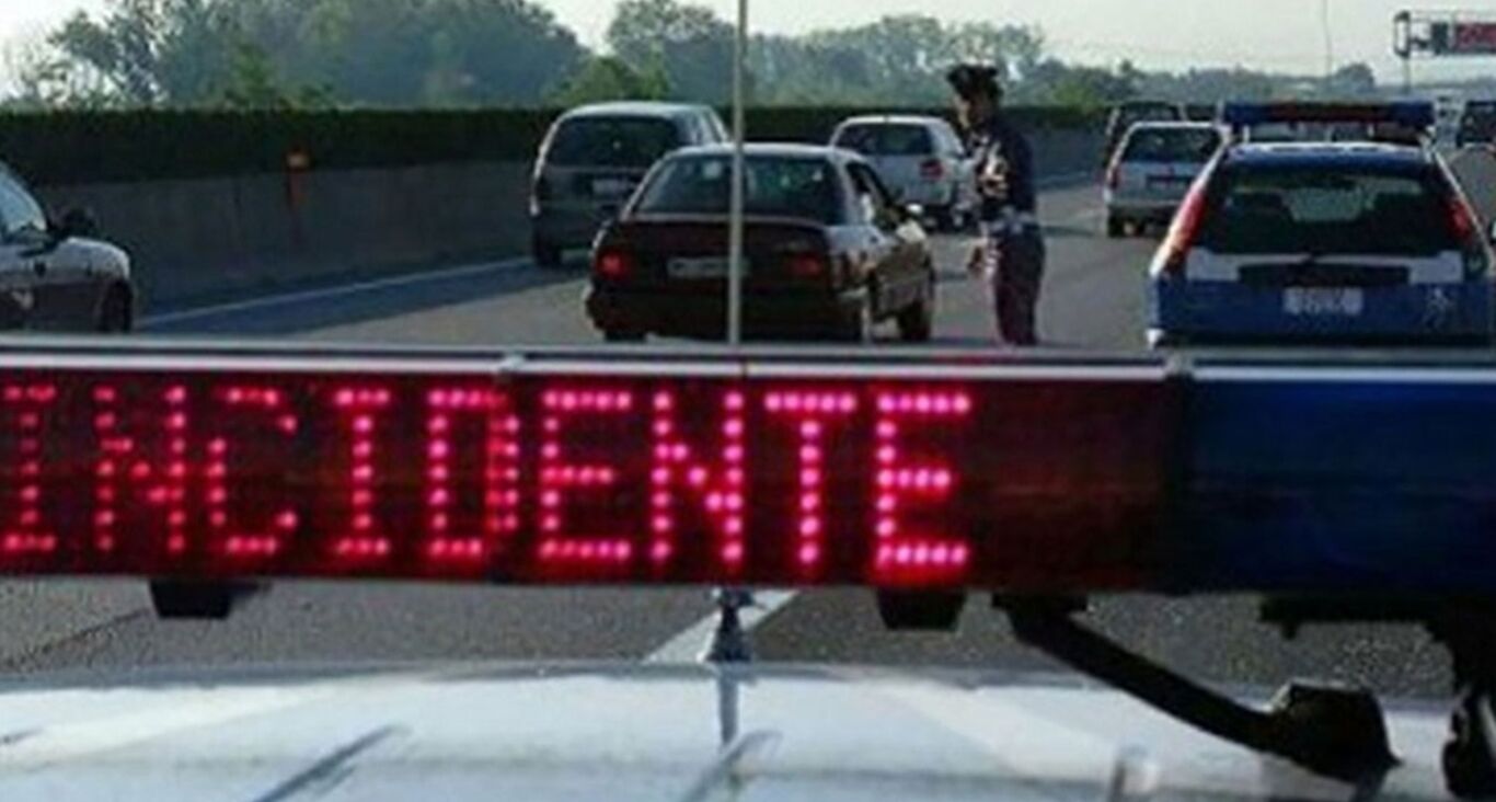 Tragico incidente all'altezza dell'uscita di Torre Annunziata Scavi: morta una donna, grave un motociclista