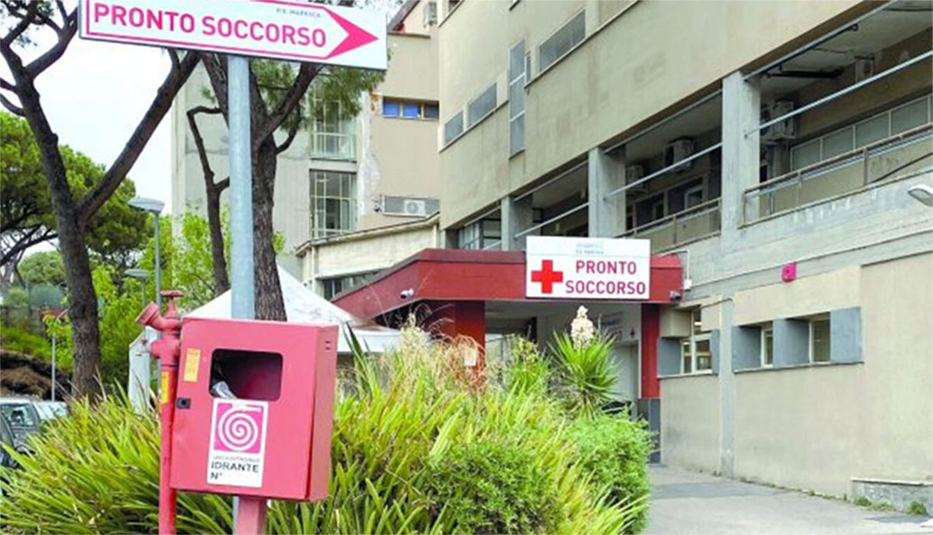 Castellammare -  28enne in escandescenza devasta il pronto soccorso del Maresca: cinque feriti