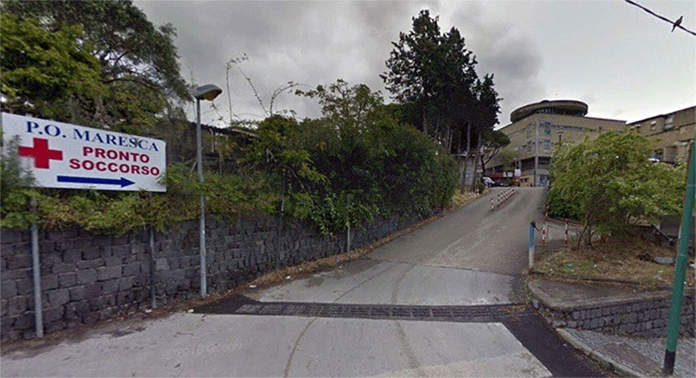Aggressione al pronto soccorso del Maresca: medico afferrato per il collo, caos e arresto
