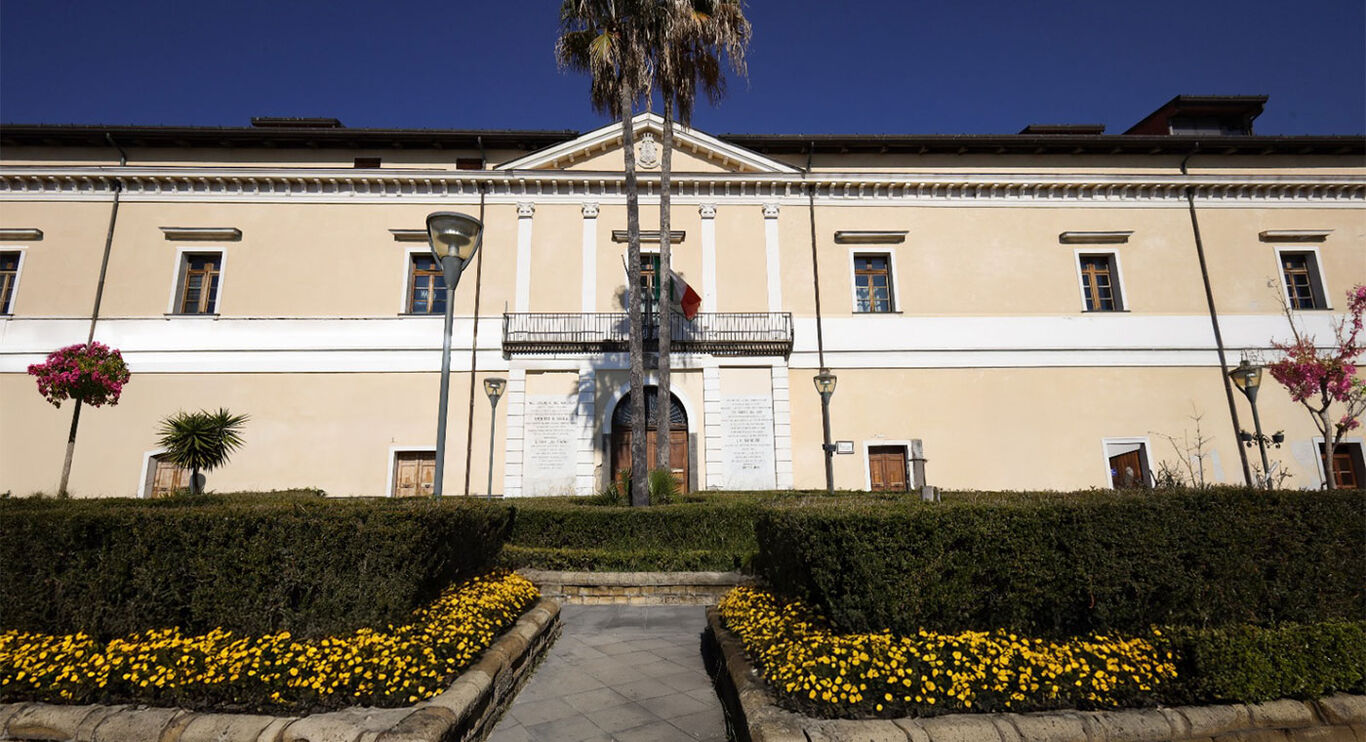 Torre del Greco - Una soluzione per la scuola Romano: scontro tra sindaco e opposizione