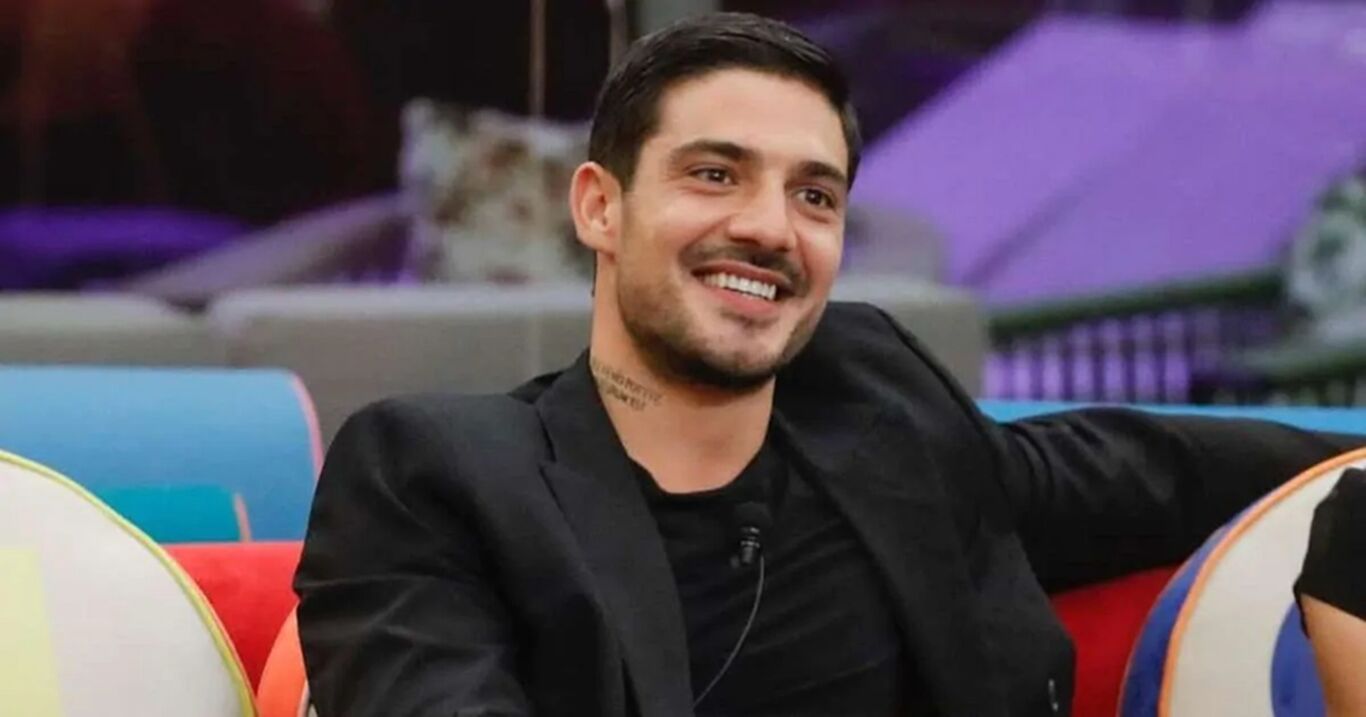 Grande Fratello, spuntano indizi sul nuovo flirt di Lorenzo: i regali delle fan sono nelle mani di Ilaria