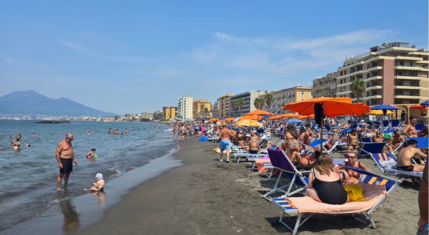 Ferragosto a Castellammare: spiaggia libera affollata e inclusiva, bilancio positivo