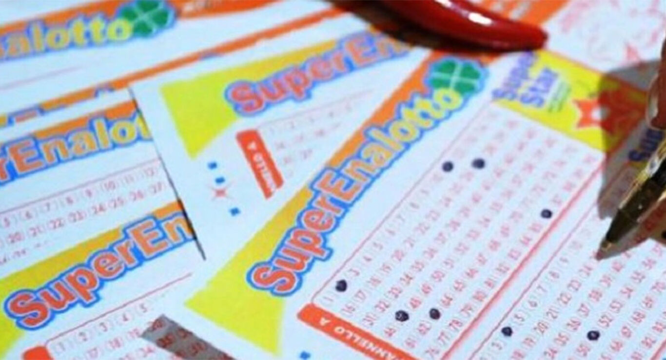 Superenalotto, numeri combinazione vincente oggi 18 agosto