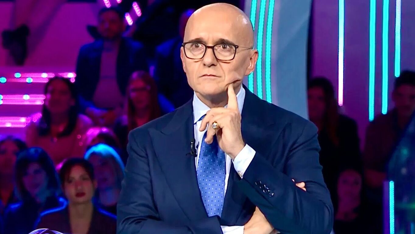 Grande Fratello Super Vip, Signorini incassa il primo "no": c'entra la morte di Pippo Baudo
