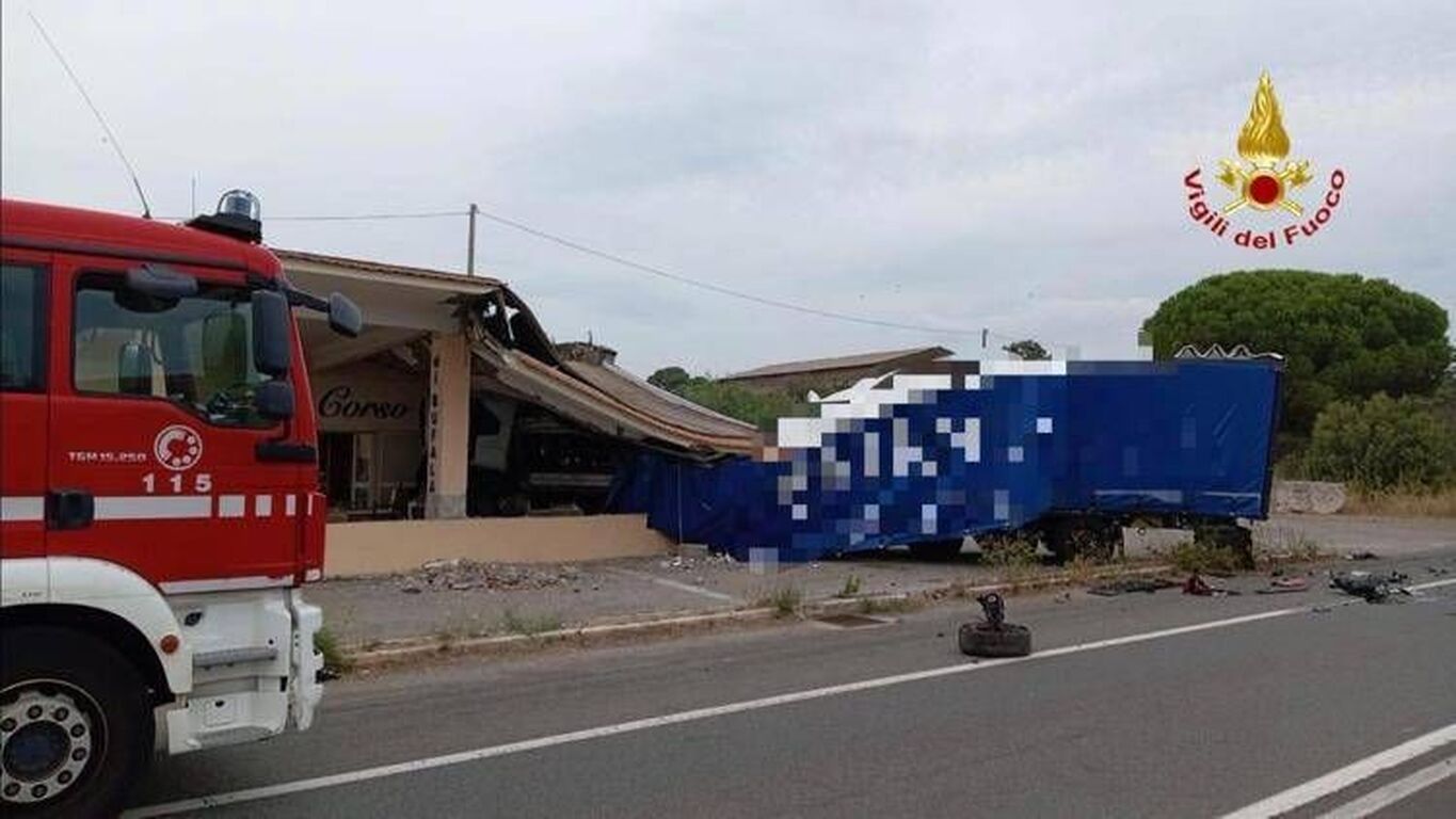 Tir sfonda un caseificio dopo lo scontro con un'auto: un morto e due feriti a Capalbio