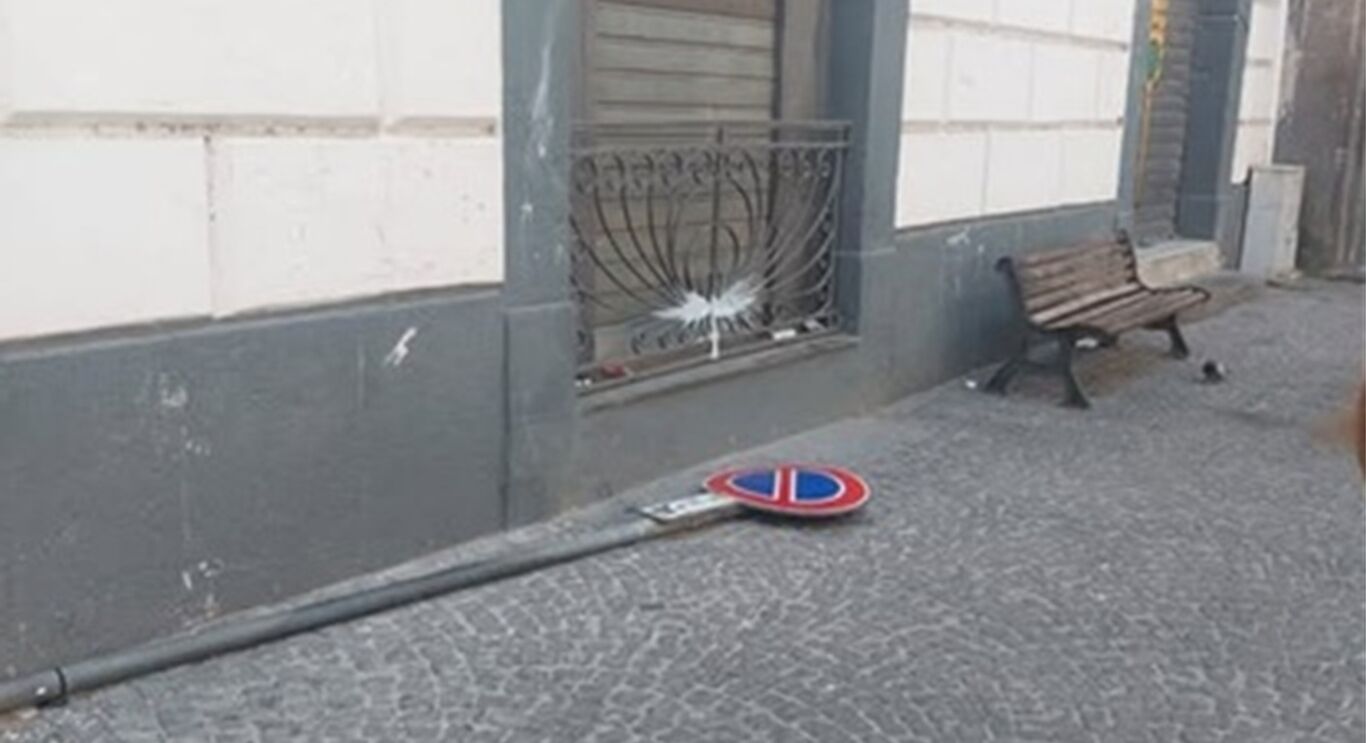Torre Annunziata - Divelto ma felice: cronaca semiseria di un palo in vacanza