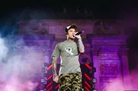 Fedez si esibisce davanti ai figli Leone e Vittoria: "È la prima volta"
