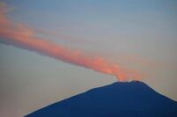 Eruzione Etna, continua colata lavica dalle tre bocche