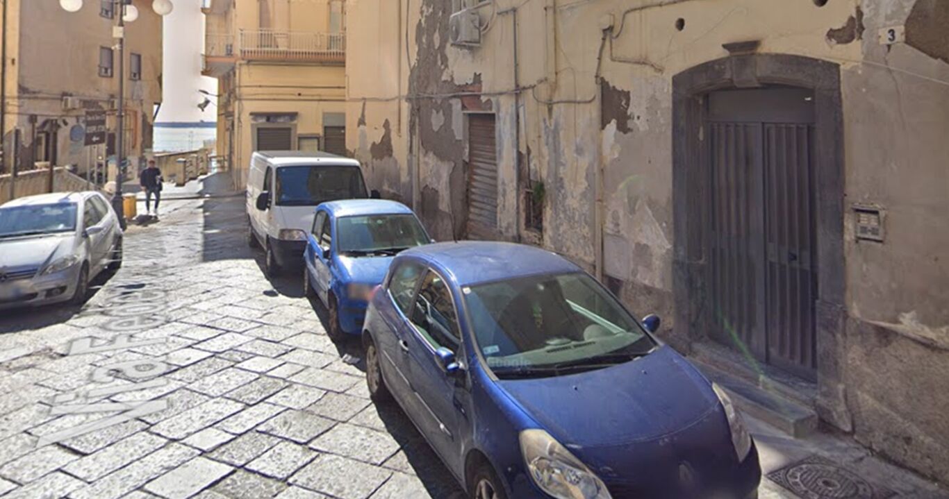 Torre Annunziata - In fiamme il portone d'ingresso di uno stabile in via Talamo