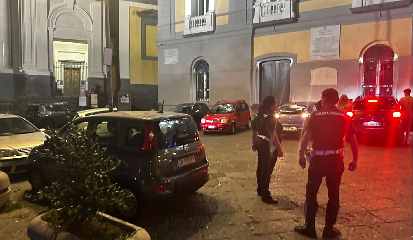 Castellammare - Ubriaco blocca la circolazione in Piazza Principe Umberto: fermato dalla Municipale