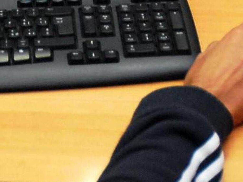 Usa, genitori di un 16enne fanno causa a OpenAi: "ChatGpt lo ha incoraggiato a suicidarsi"