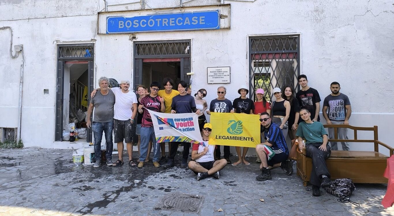 Boscotrecase - Vandali devastano l'ex stazione ma i ragazzi stranieri la restituiscono al decoro