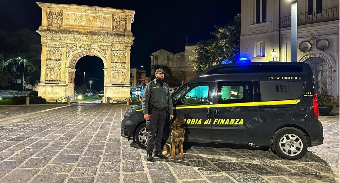 Benevento, controlli della Guardia di Finanza: sequestrati hashish, marijuana e cocaina