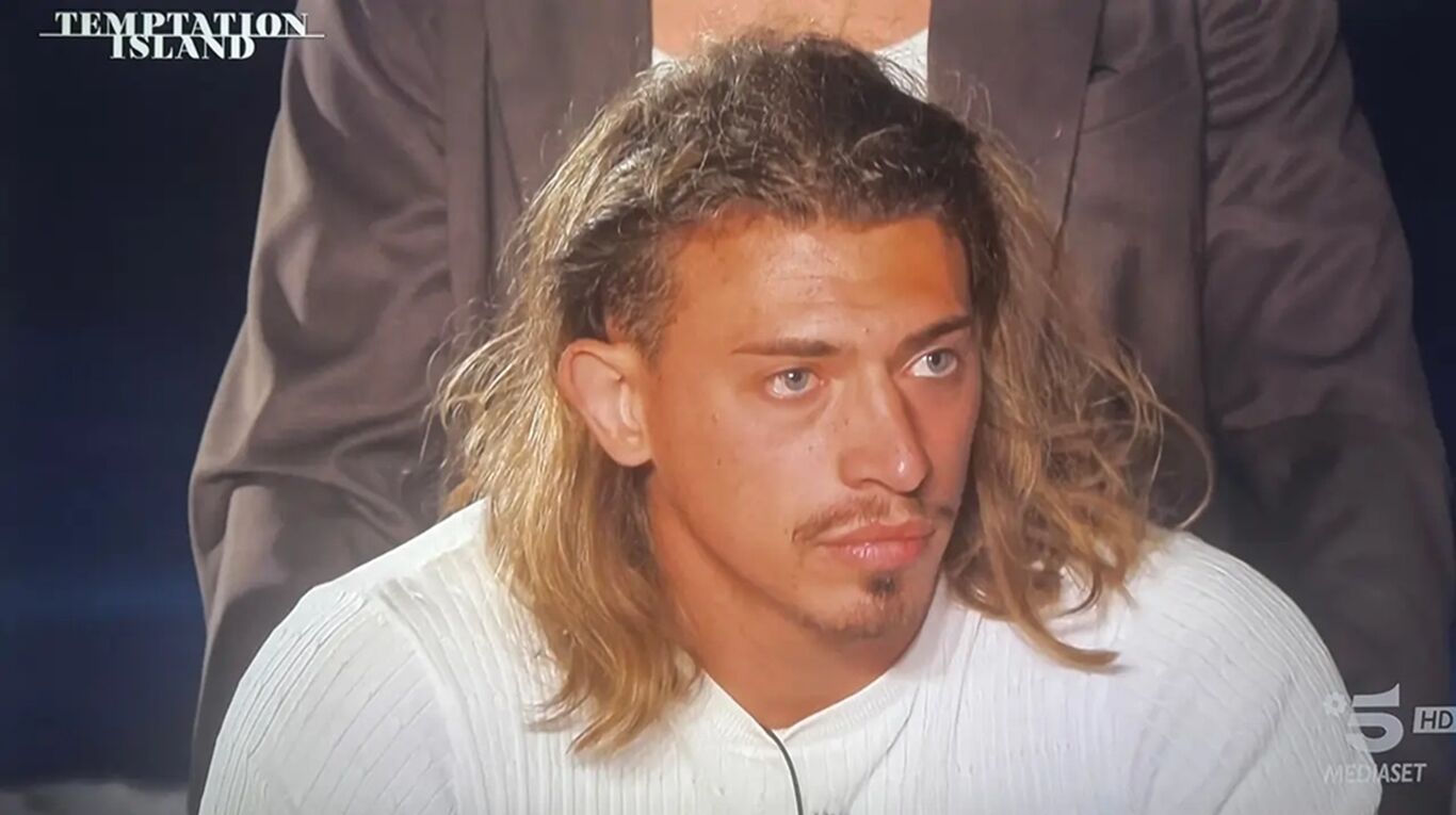 Temptation Island, Simone Margagliotti beccato in discoteca insieme a delle ragazze: foto
