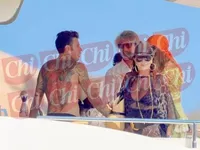 Fedez, Santanché e La Russa in barca insieme nelle foto di 'Chi'