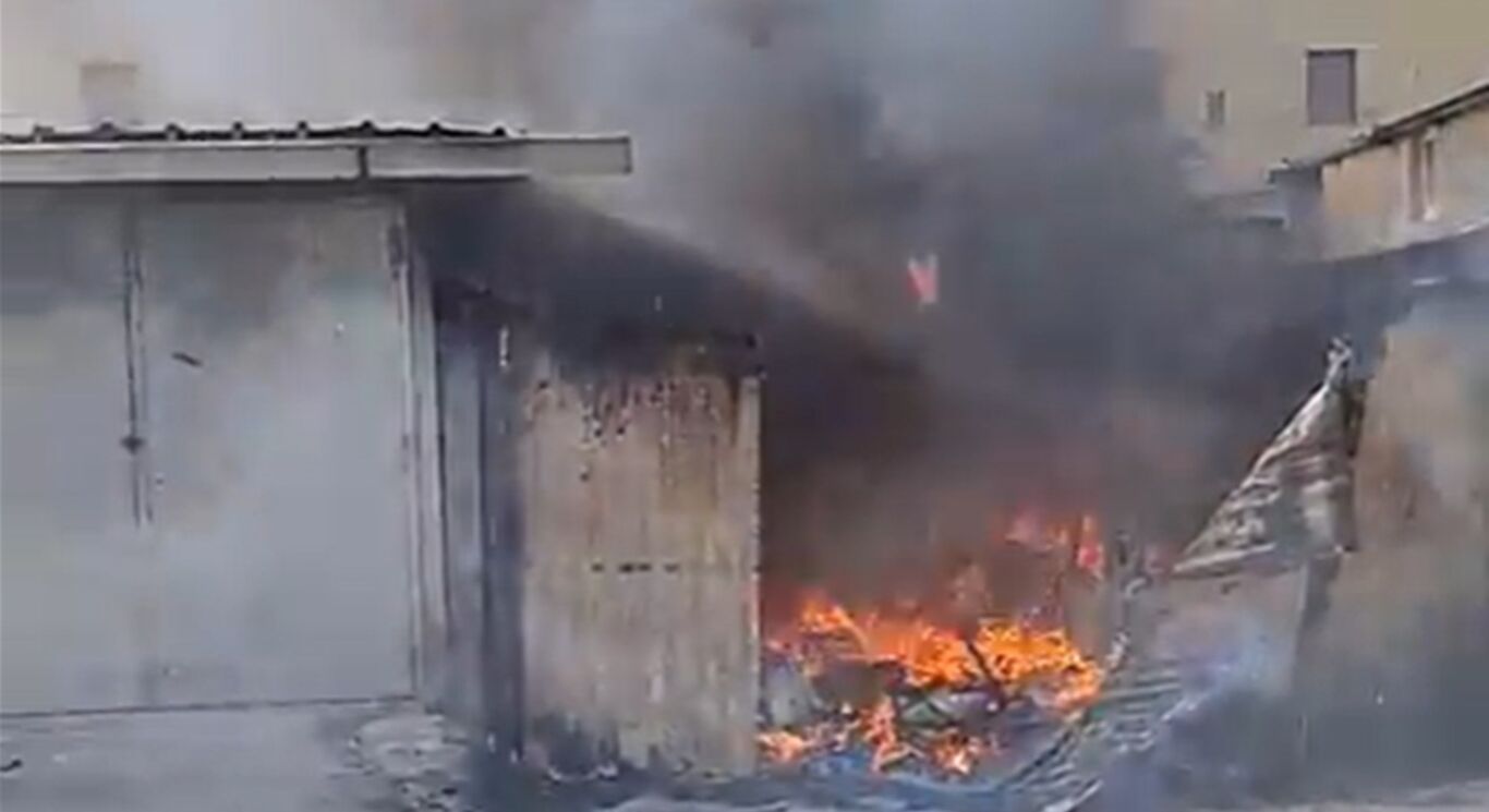 Incendio a Torre Annunziata, auto abbandonata in fiamme in via Saline