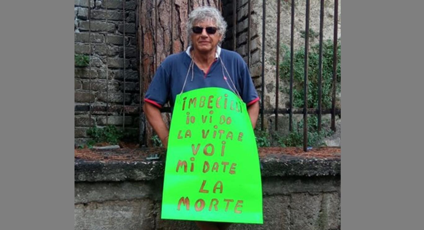 Napoli, protesta al Vomero: Carmine Attanasio si oppone all'abbattimento del pino secolare