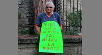Napoli, protesta al Vomero: Carmine Attanasio si oppone all'abbattimento del pino secolare