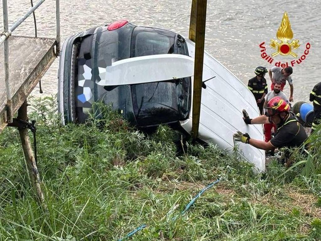 Cremona, recuperata l'auto finita nel Po: all'interno il corpo di una donna