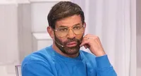 Gianni Sperti chiude la sua storia d'amore. Maria De Filippi lo vuole come tronista di Uomini e Donne