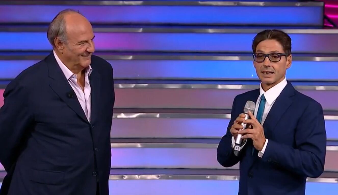 Pier Silvio Berlusconi "irrompe" a La Ruota della Fortuna e tira una frecciatina ad Affari Tuoi