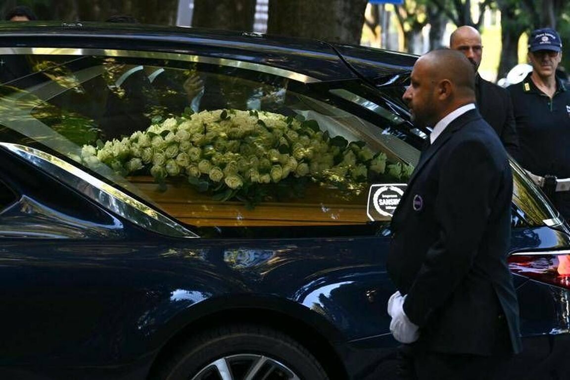 Armani, aperta camera ardente: centinaia in coda per l'ultimo saluto allo stilista