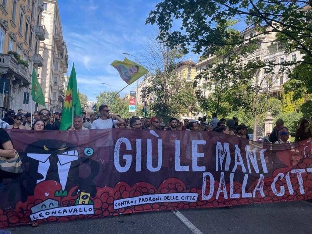Leoncavallo, in 20mila al corteo: uova e petardi contro la prefettura, blitz al monumento ai caduti