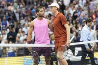 Alcaraz, tifosi 'bocciano' l'outfit contro Sinner agli Us Open: "Pantera rosa"