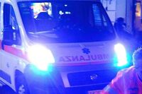 Auto investe due pedoni a Roma, morto un 38enne