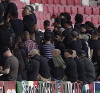 Italia, tifosi azzurri di spalle durante l'inno israeliano. Poi i cartelli: "Stop"