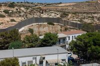 In 44 sbarcano a Lampedusa, sulla barca due corpi e tre intossicati