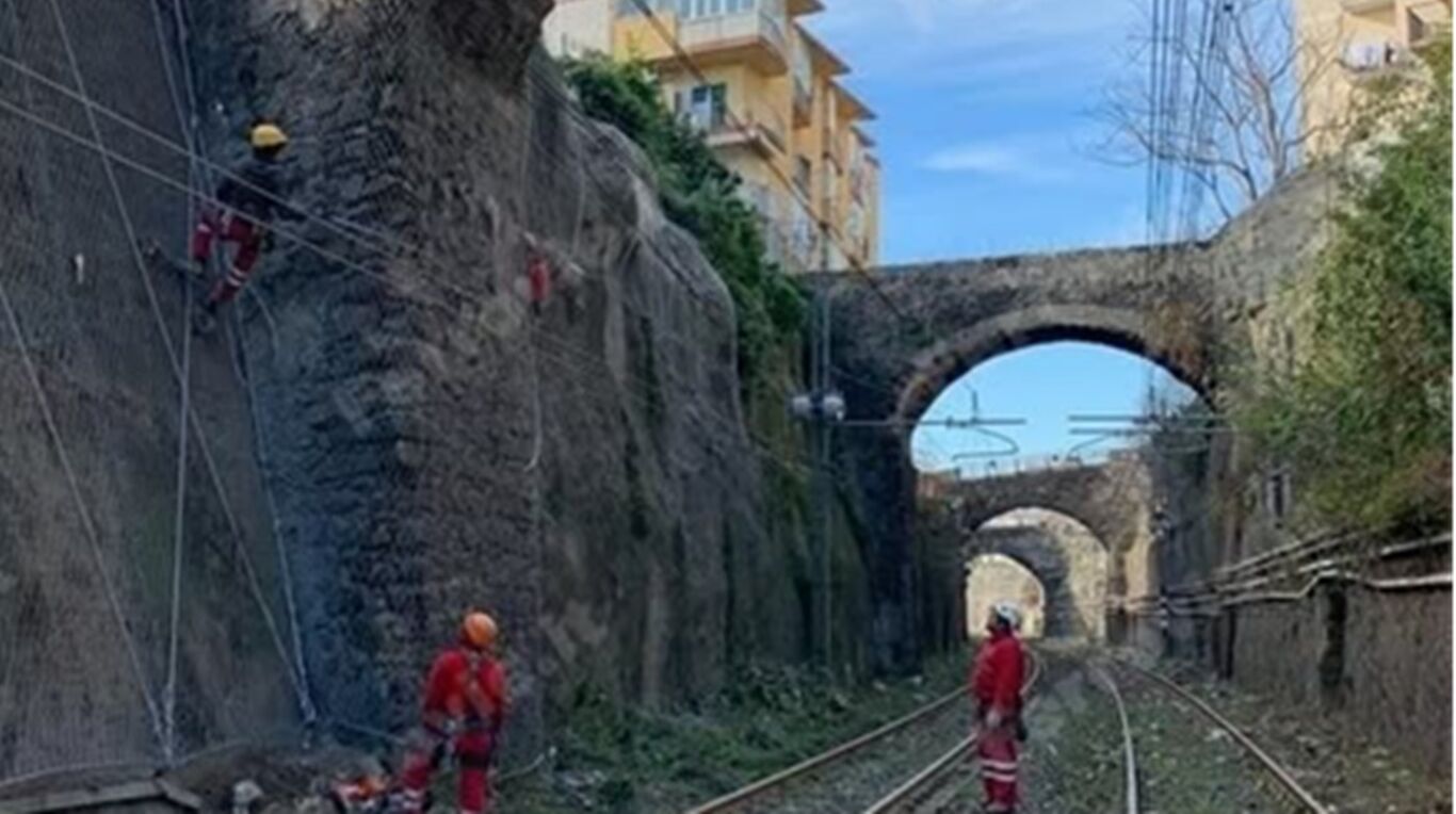 Cicolazione ferroviaria sospesa sul tratto Santa Maria la Bruna - Torre Annunziata