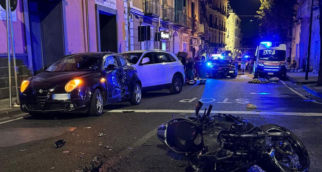 Torre del Greco - Incidente tra moto ed auto in via Purgatorio: muore 22enne