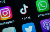 TikTok, Francia verso il bando per i minori: "È tossico e crea dipendenza"