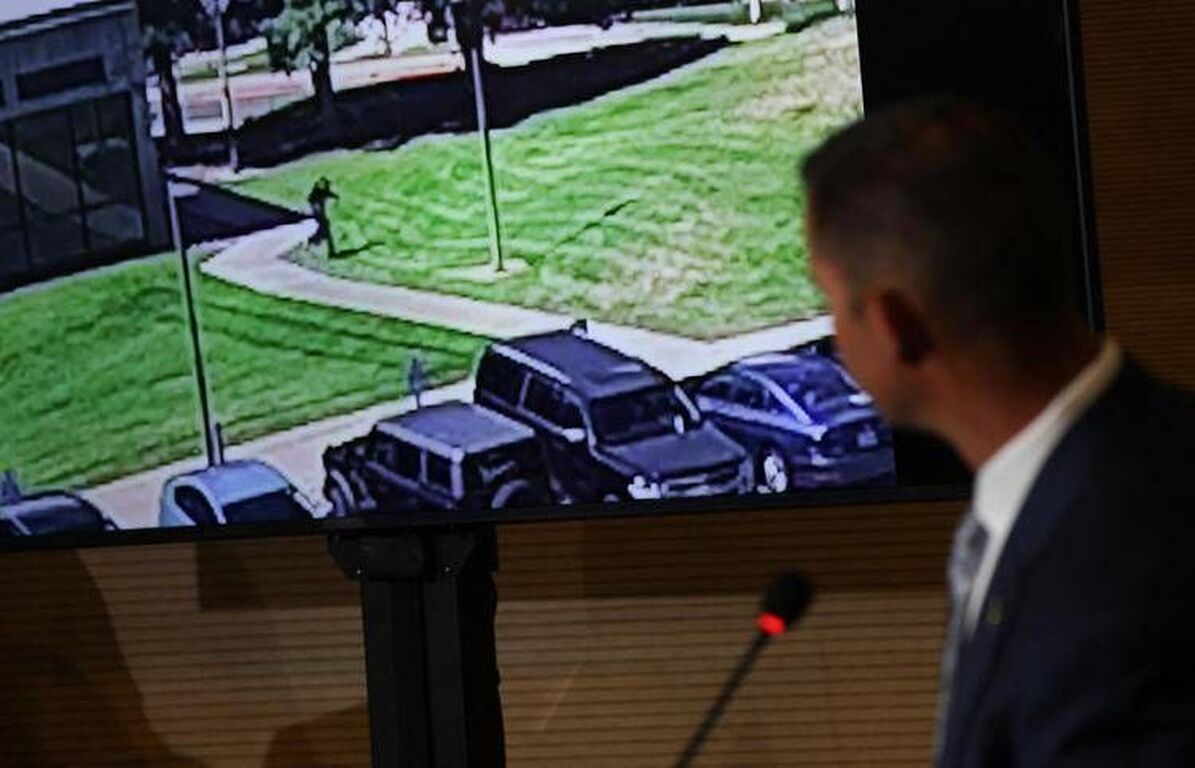 Charlie Kirk, in un nuovo video il sospetto killer in fuga sul tetto di una scuola
