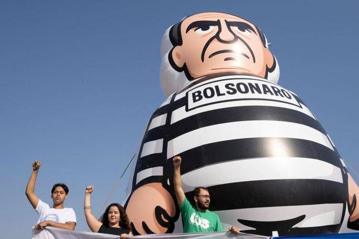 Brasile, folla in festa per condanna Bolsonaro: "Giustizia è fatta!"