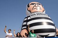 Brasile, folla in festa per condanna Bolsonaro: "Giustizia è fatta!"