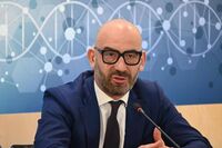 Fake news, l'allarme di Bassetti: "Criminale attacco alla scienza, medici combattetelo sui social"