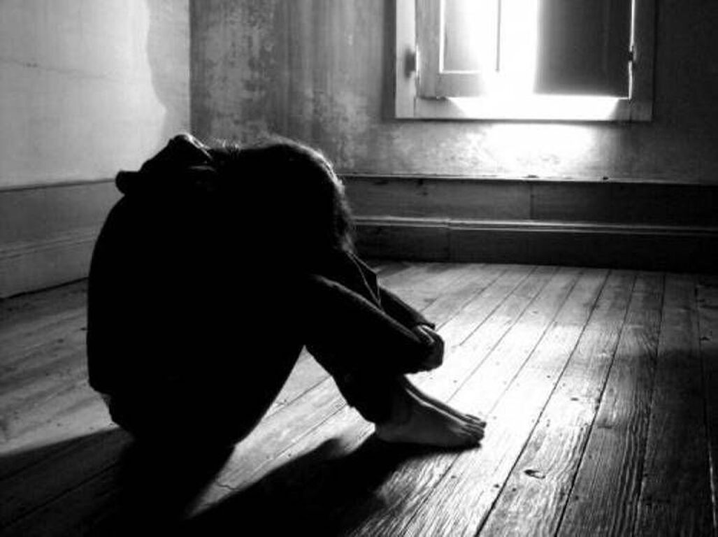Abusano di una 12enne e pubblicano video su Whatsapp: due giovani indagati a Sulmona