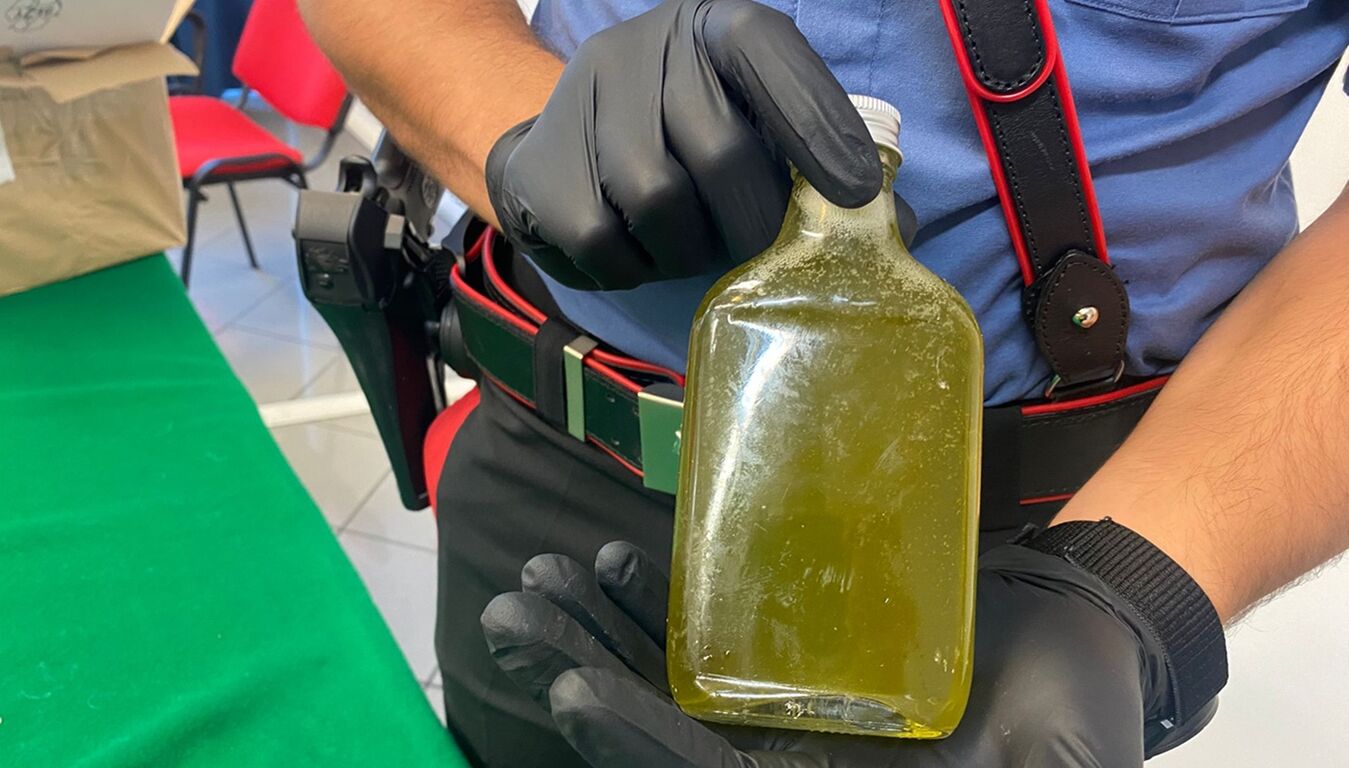 Blitz antidroga a Sant'Antonio Abate: liquore alla marijuana nascosto in salotto, 24enne arrestato