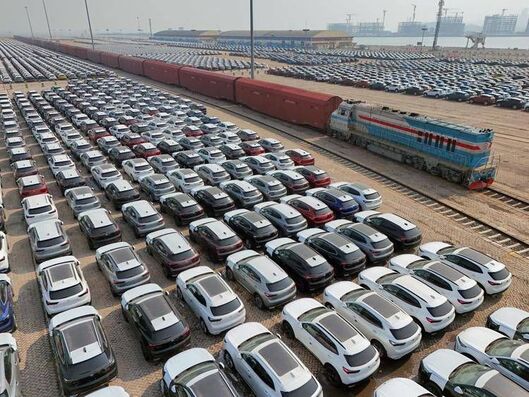 Mobilità, l'auto resta 'regina' degli spostamenti degli italiani ma crescono alternative