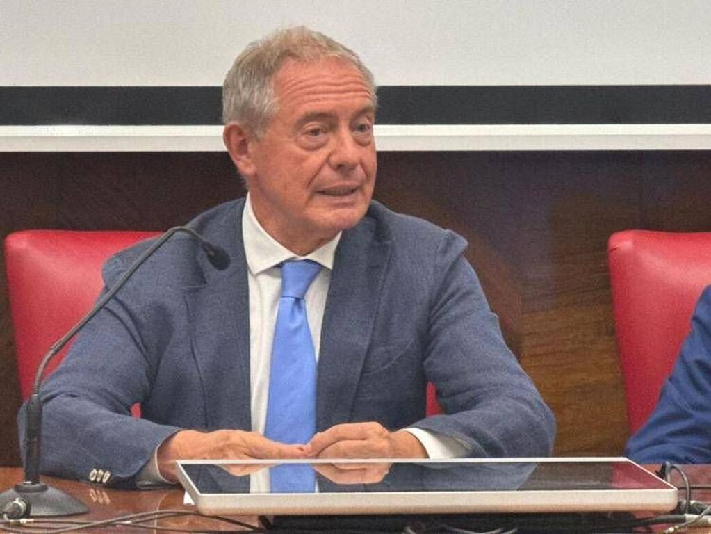 Urso: "Ue cambi la follia del Green deal, le auto vanno rinnovate ma le elettriche sono troppo care"