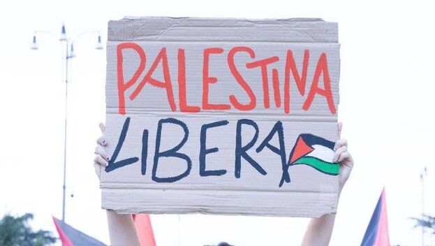 Roma, partito il corteo per Gaza: "Blocchiamo tutto, Palestina libera"